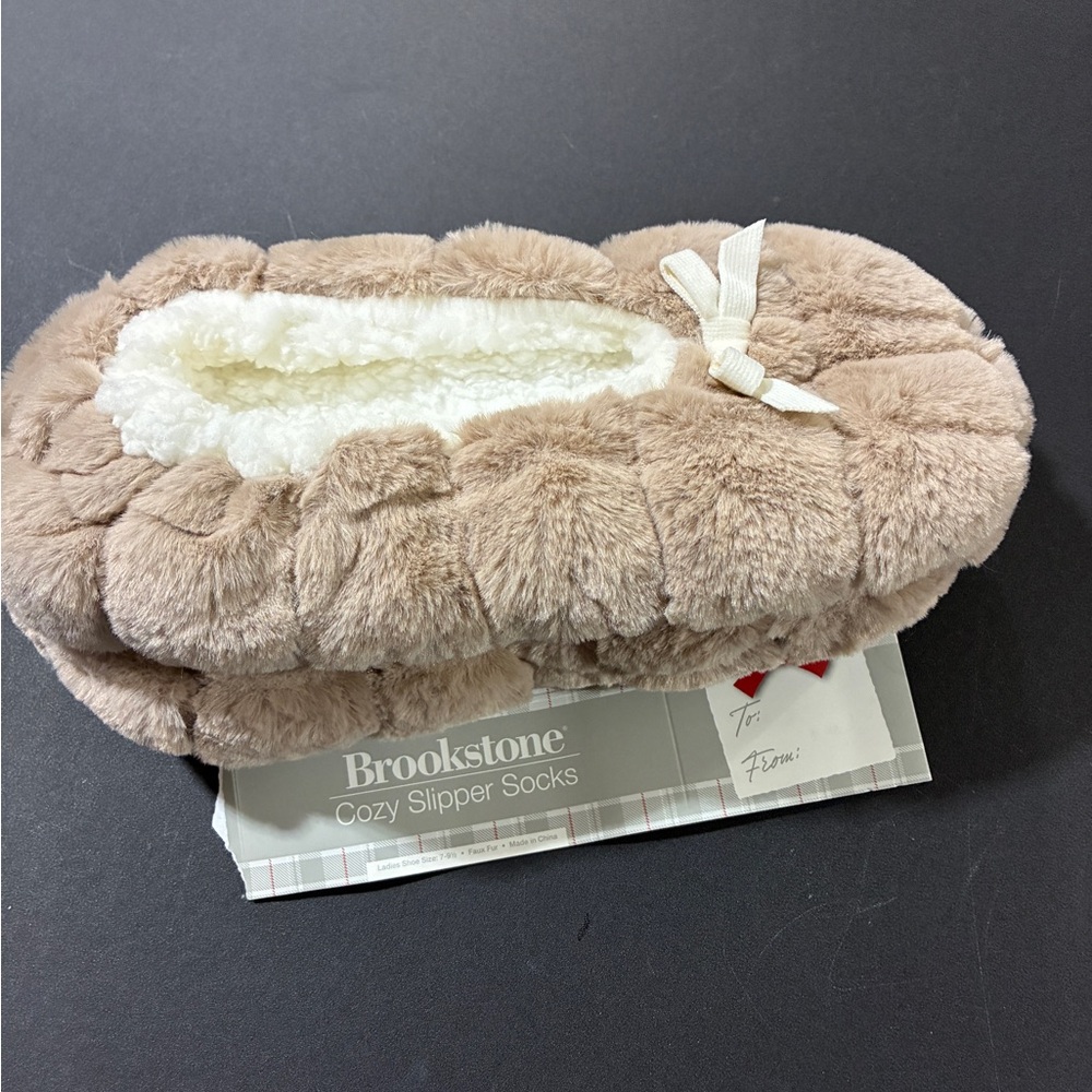 New! Brookstone Plush Slipper Socks in Cream and Tan (shoe size 7-9-1/2)